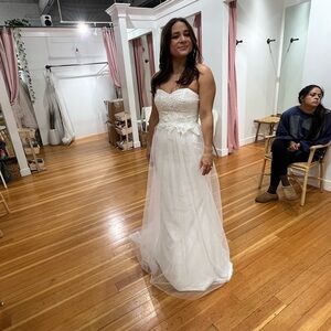 Elegant White Strapless Wedding Dress